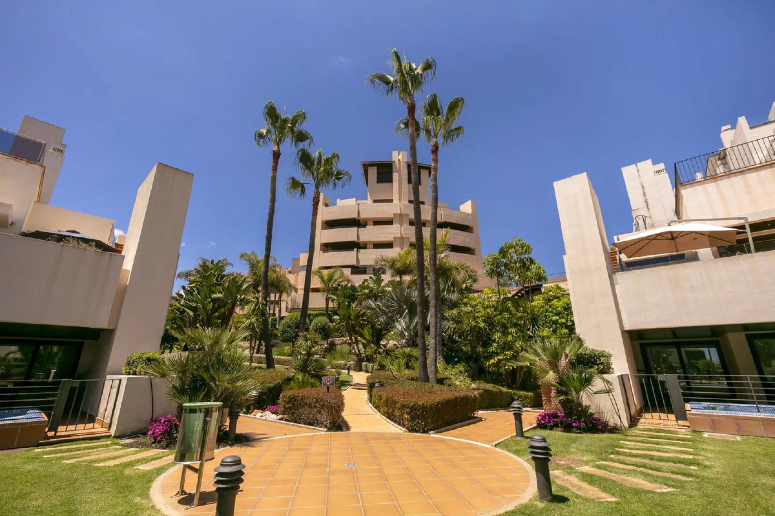Stunning 3 bed duplex with private rooftop pool located in the exclusive beachfront urbanisation Bahia de la Plata.