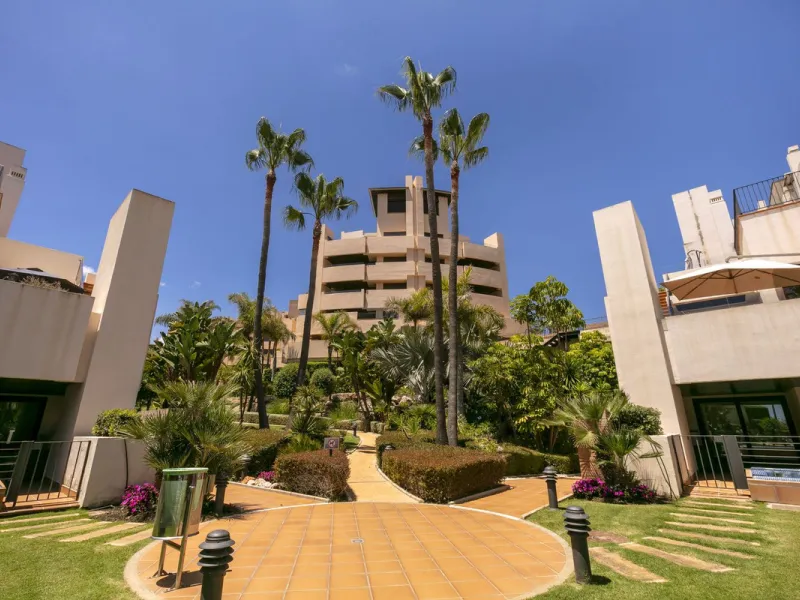 Stunning 3 bed duplex with private rooftop pool located in the exclusive beachfront urbanisation Bahia de la Plata.