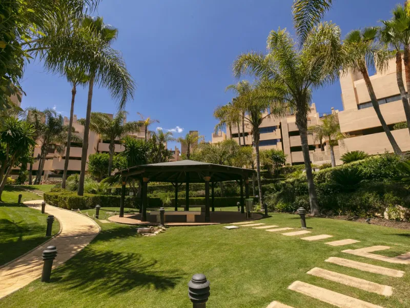 Stunning 3 bed duplex with private rooftop pool located in the exclusive beachfront urbanisation Bahia de la Plata.