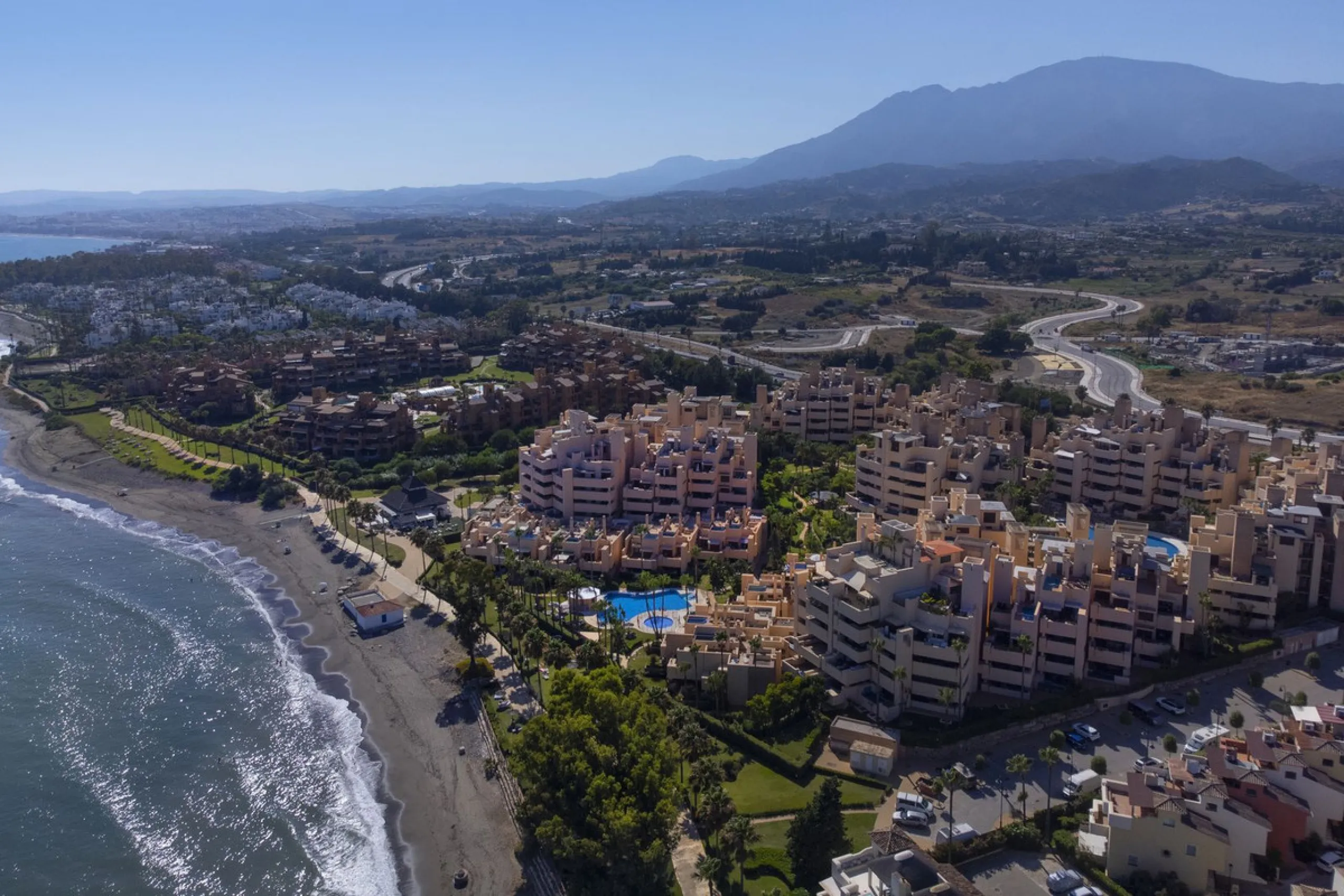 Stunning 3 bed duplex with private rooftop pool located in the exclusive beachfront urbanisation Bahia de la Plata.