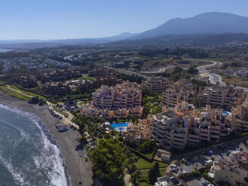 Stunning 3 bed duplex with private rooftop pool located in the exclusive beachfront urbanisation Bahia de la Plata.