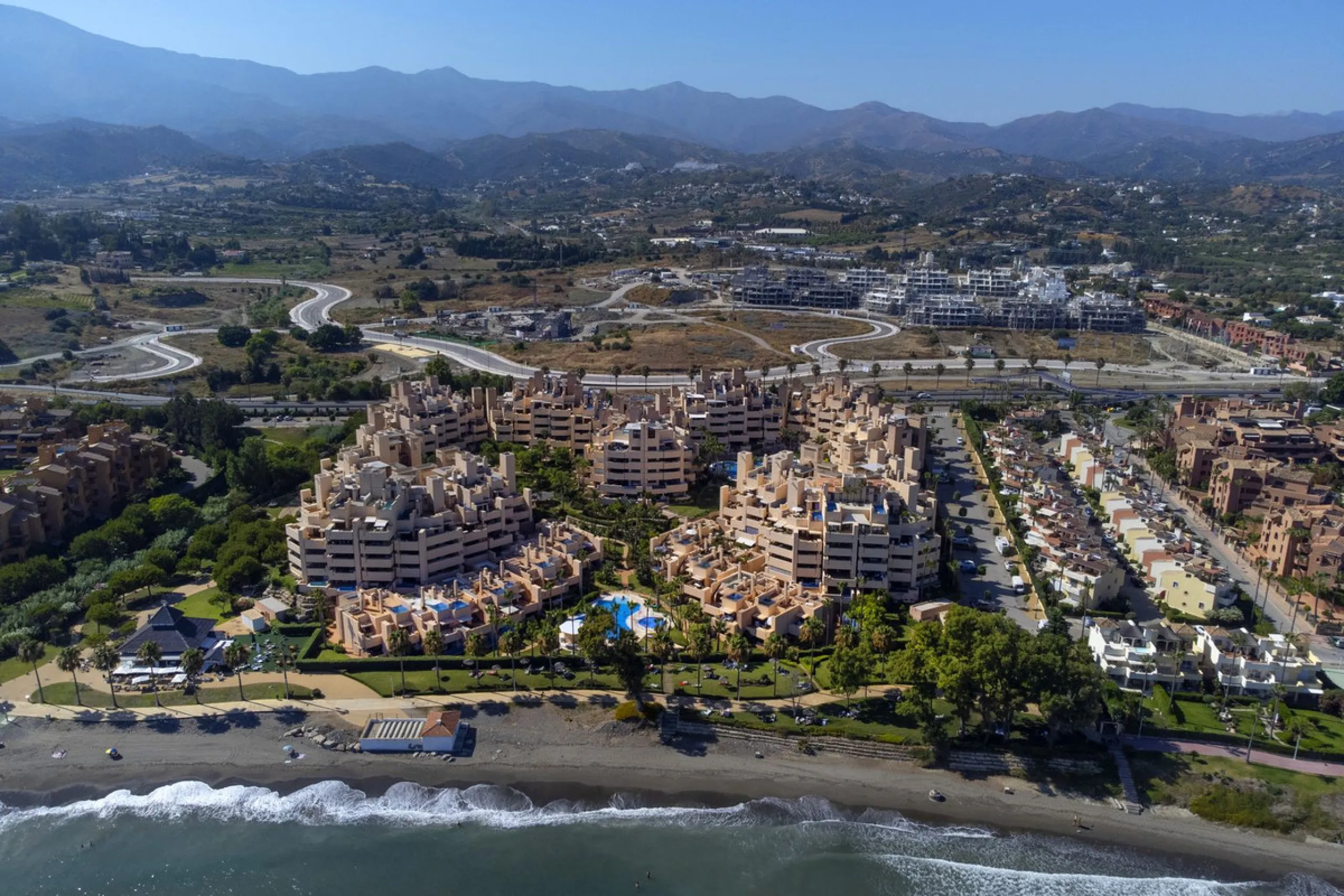 Stunning 3 bed duplex with private rooftop pool located in the exclusive beachfront urbanisation Bahia de la Plata.