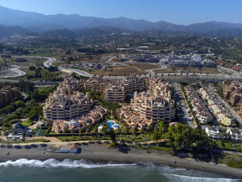 Stunning 3 bed duplex with private rooftop pool located in the exclusive beachfront urbanisation Bahia de la Plata.