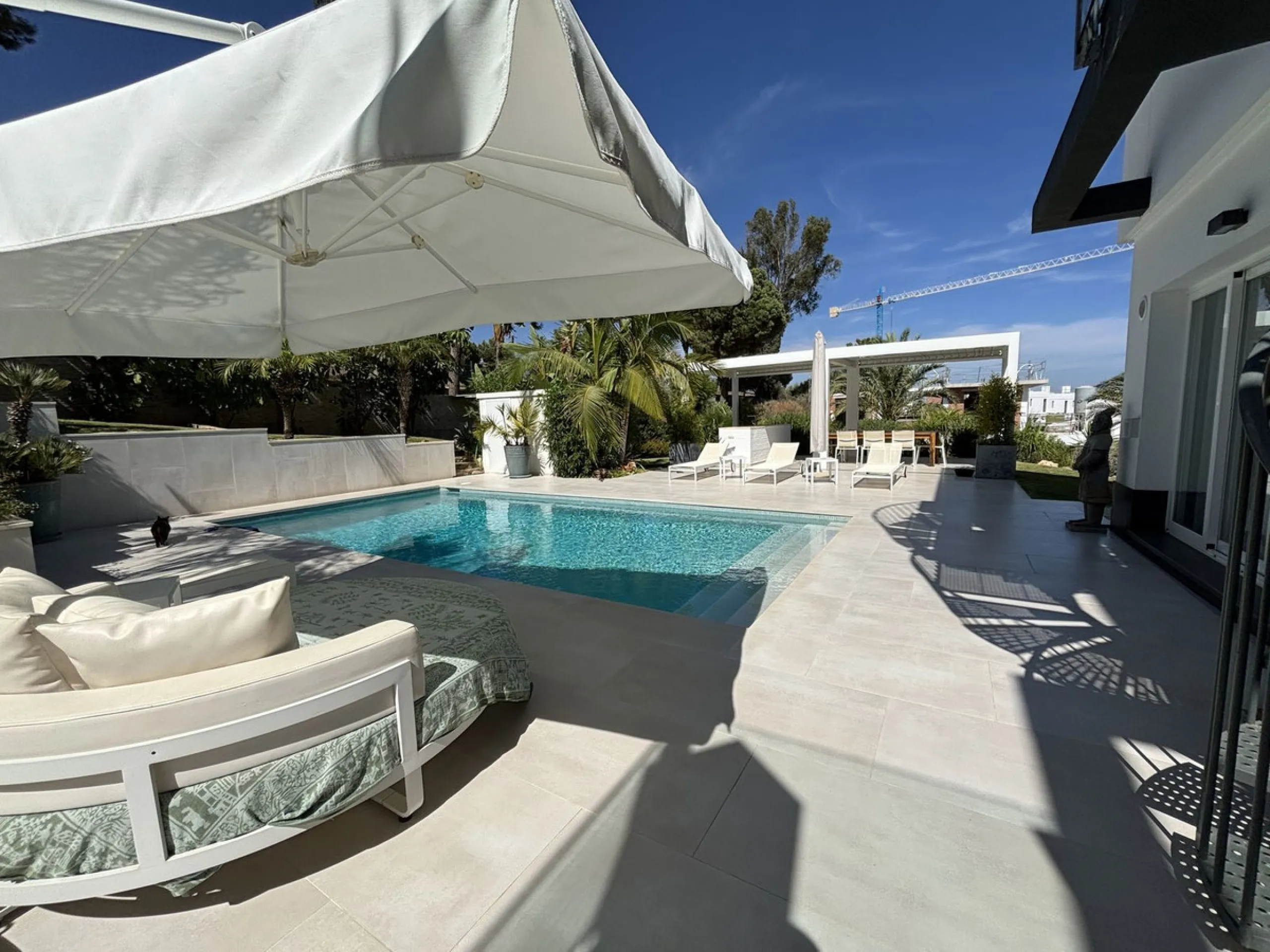 This stylish modern villa is located frontline to the golf course in the sought-after La Cala Golf Resort. With clean lines, large windows, and a sleek design, the property offers bright and open living spaces with stunning golf and mountain views and a r