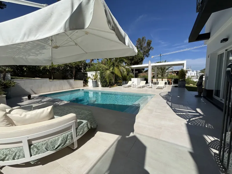 This stylish modern villa is located frontline to the golf course in the sought-after La Cala Golf Resort. With clean lines, large windows, and a sleek design, the property offers bright and open living spaces with stunning golf and mountain views and a r