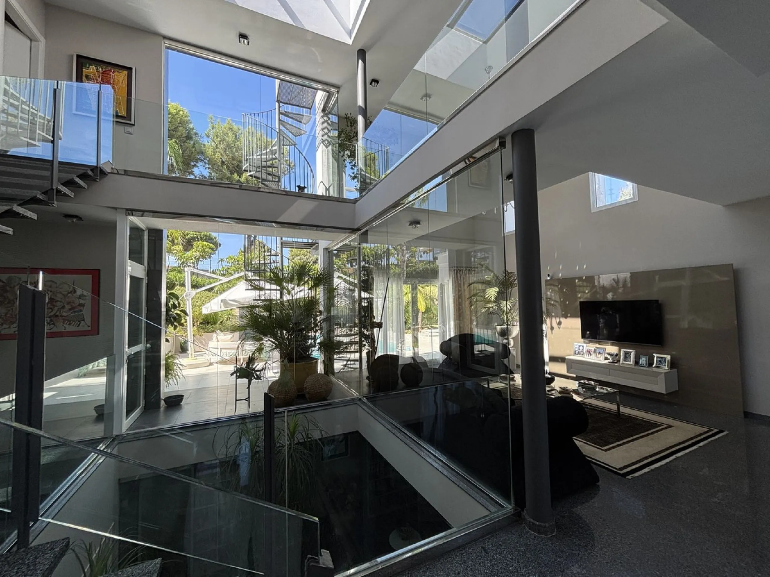 This stylish modern villa is located frontline to the golf course in the sought-after La Cala Golf Resort. With clean lines, large windows, and a sleek design, the property offers bright and open living spaces with stunning golf and mountain views and a r