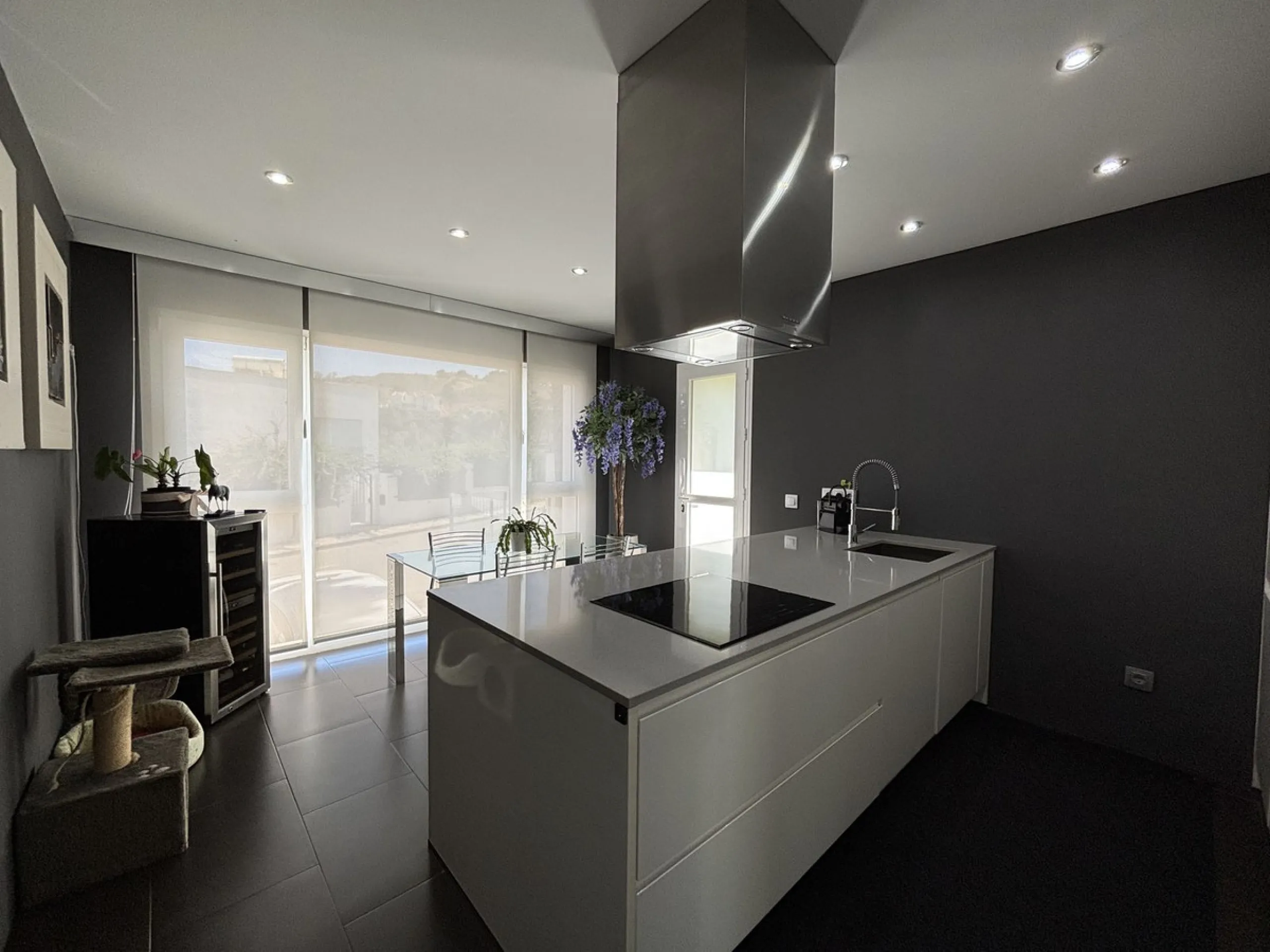 This stylish modern villa is located frontline to the golf course in the sought-after La Cala Golf Resort. With clean lines, large windows, and a sleek design, the property offers bright and open living spaces with stunning golf and mountain views and a r