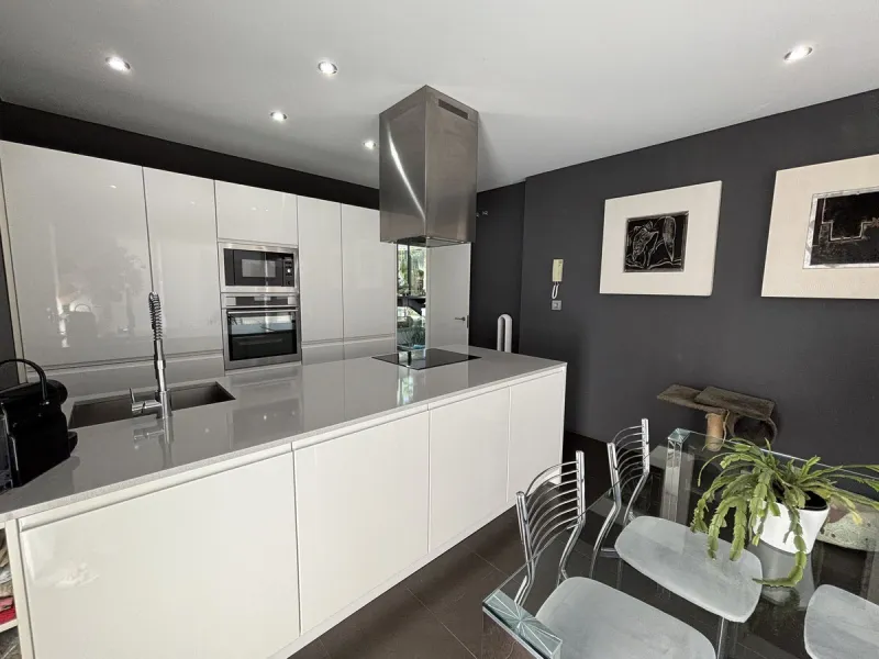 This stylish modern villa is located frontline to the golf course in the sought-after La Cala Golf Resort. With clean lines, large windows, and a sleek design, the property offers bright and open living spaces with stunning golf and mountain views and a r