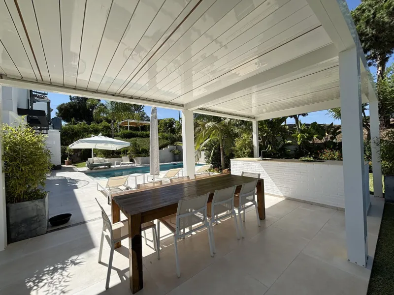 This stylish modern villa is located frontline to the golf course in the sought-after La Cala Golf Resort. With clean lines, large windows, and a sleek design, the property offers bright and open living spaces with stunning golf and mountain views and a r