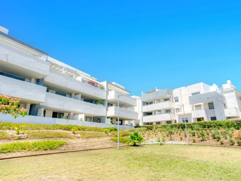 Modern 2-Bedroom Ground Floor Apartment with Sea Views in Estepona