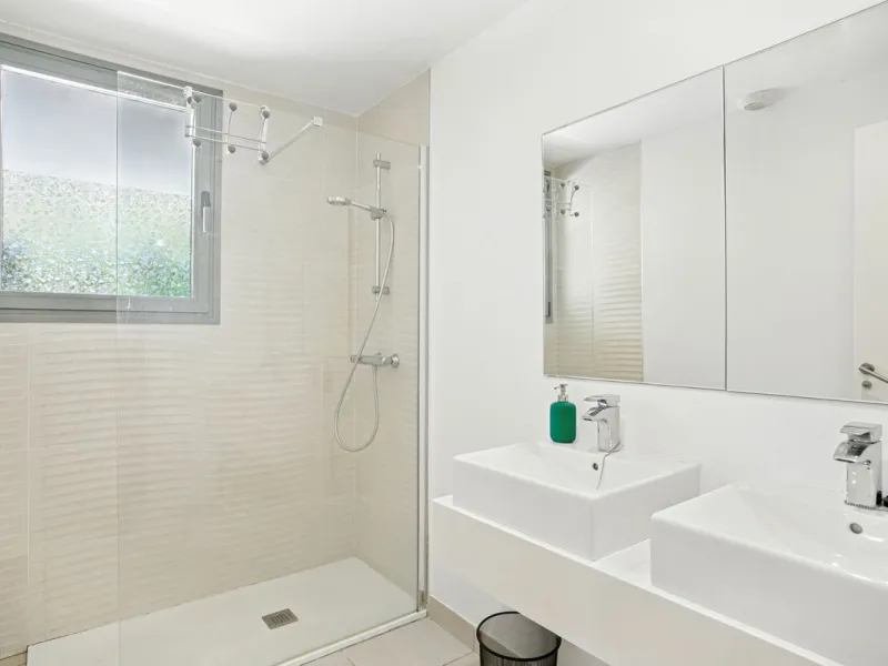 Modern 2-Bedroom Ground Floor Apartment with Sea Views in Estepona
