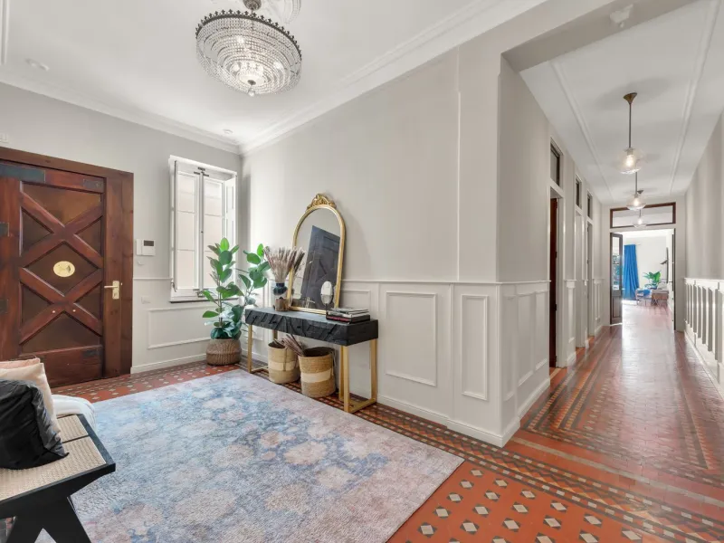 Renovierte Wohnung mit Galerie und hohen Decken nahe dem Triumphbogen, Barcelona