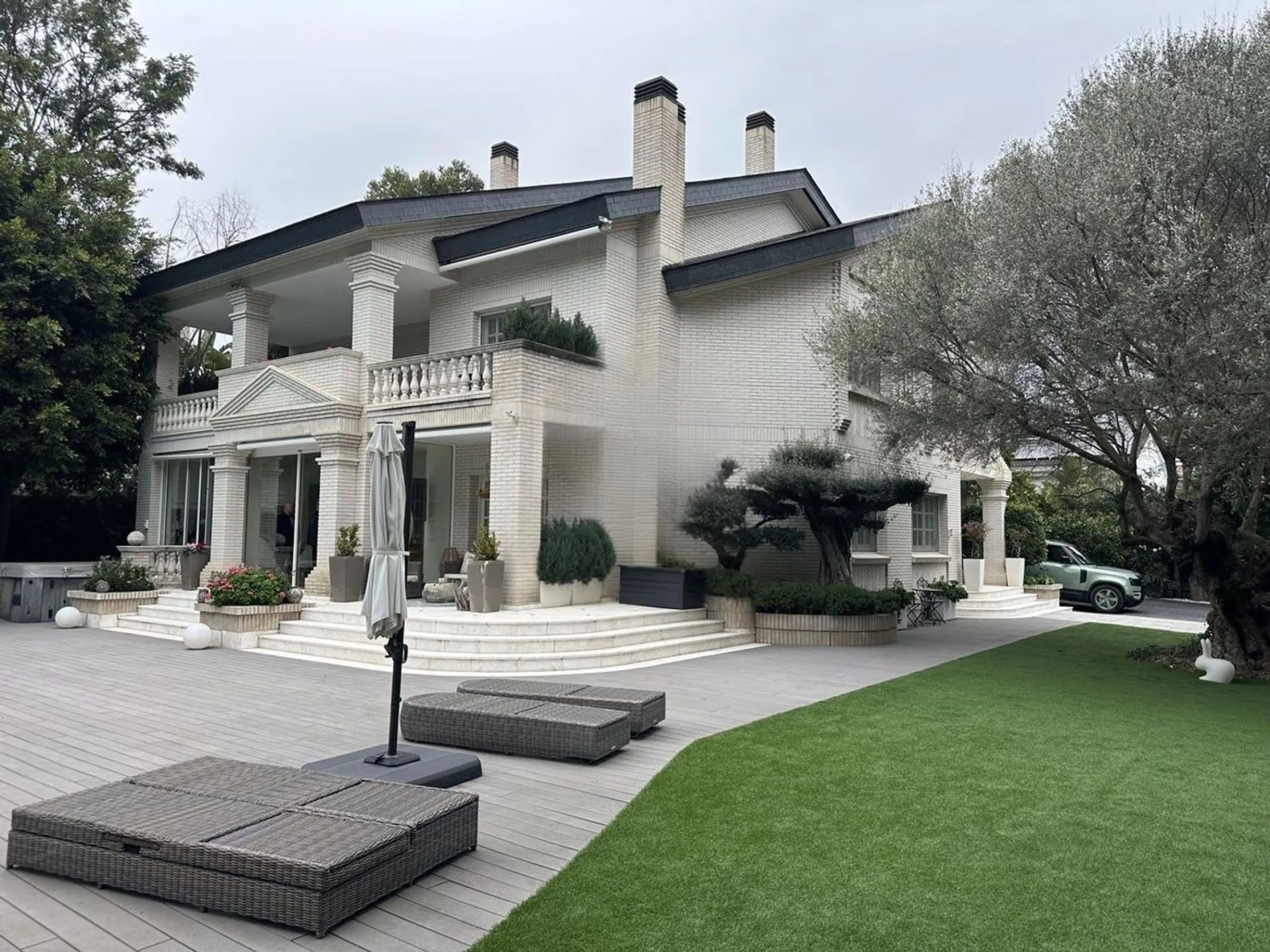 Exclusive contemporary villa near the sea in La Pineda, Castelldefels