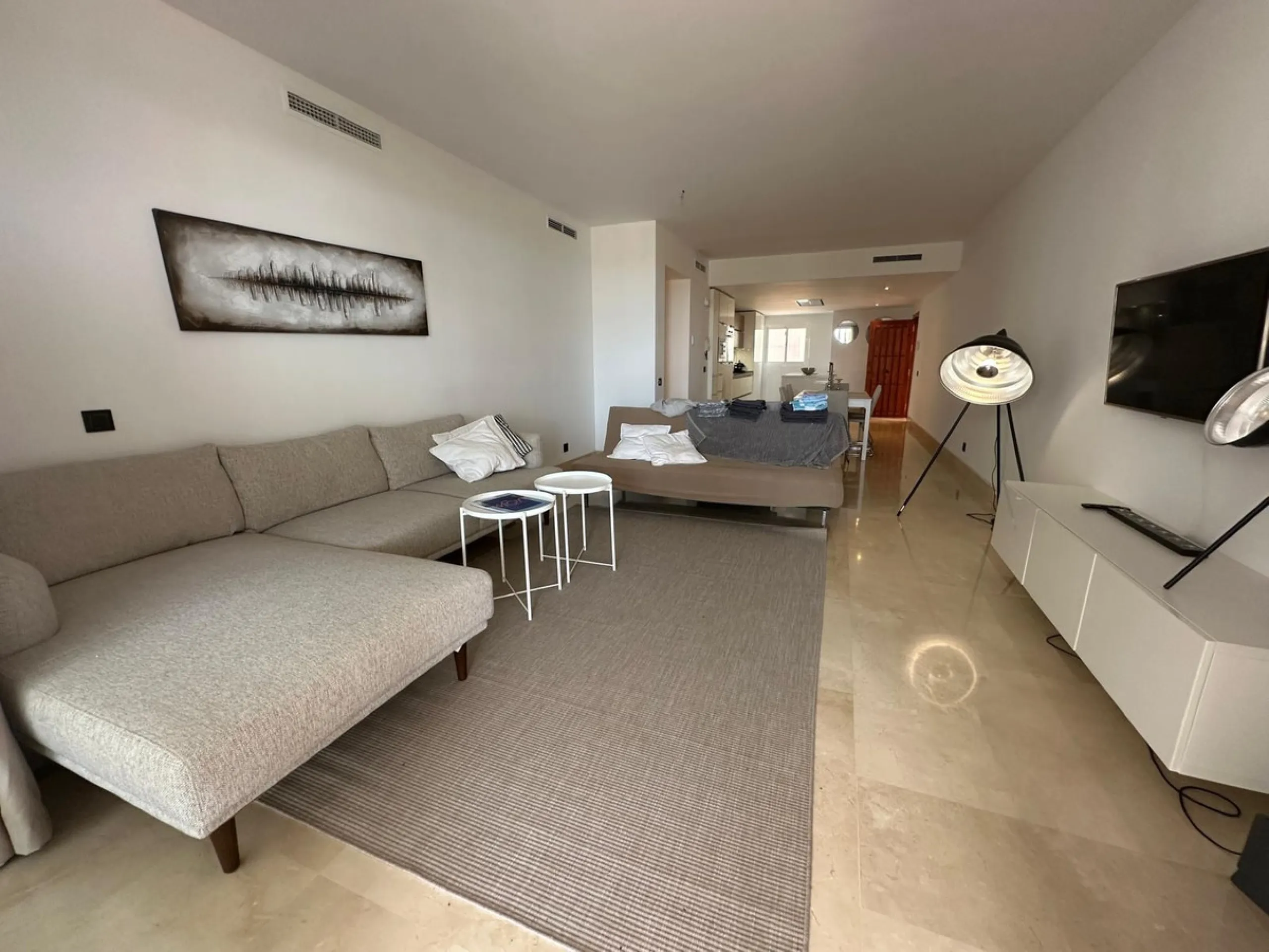 Elegant Ground-Floor Apartment with Terraces & Lake Views in Las Tortugas de Aloha, Marbella