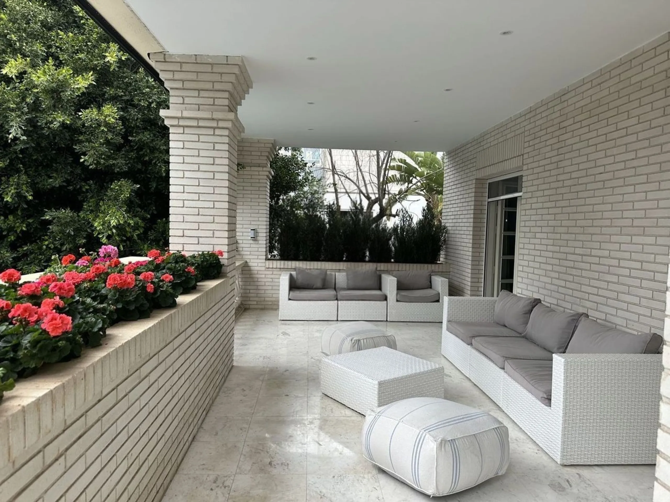 Exclusive contemporary villa near the sea in La Pineda, Castelldefels