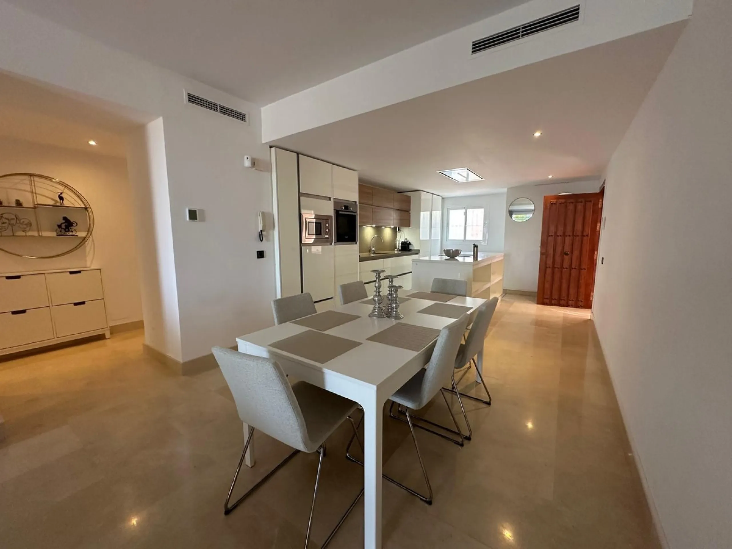 Elegant Ground-Floor Apartment with Terraces & Lake Views in Las Tortugas de Aloha, Marbella