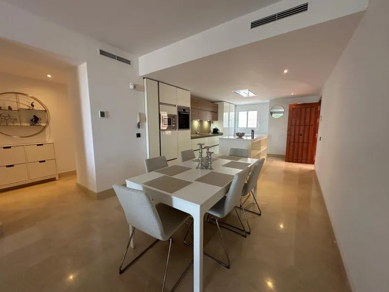 Elegant Ground-Floor Apartment with Terraces & Lake Views in Las Tortugas de Aloha, Marbella