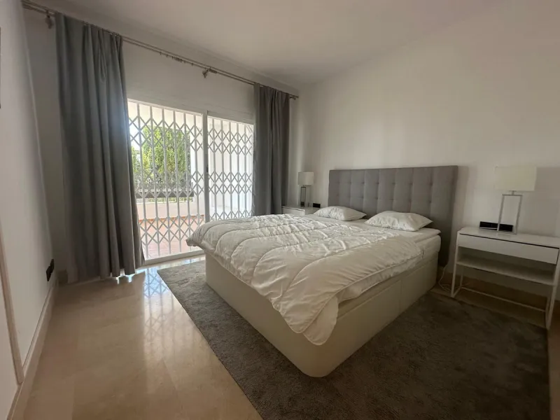 Elegant Ground-Floor Apartment with Terraces & Lake Views in Las Tortugas de Aloha, Marbella