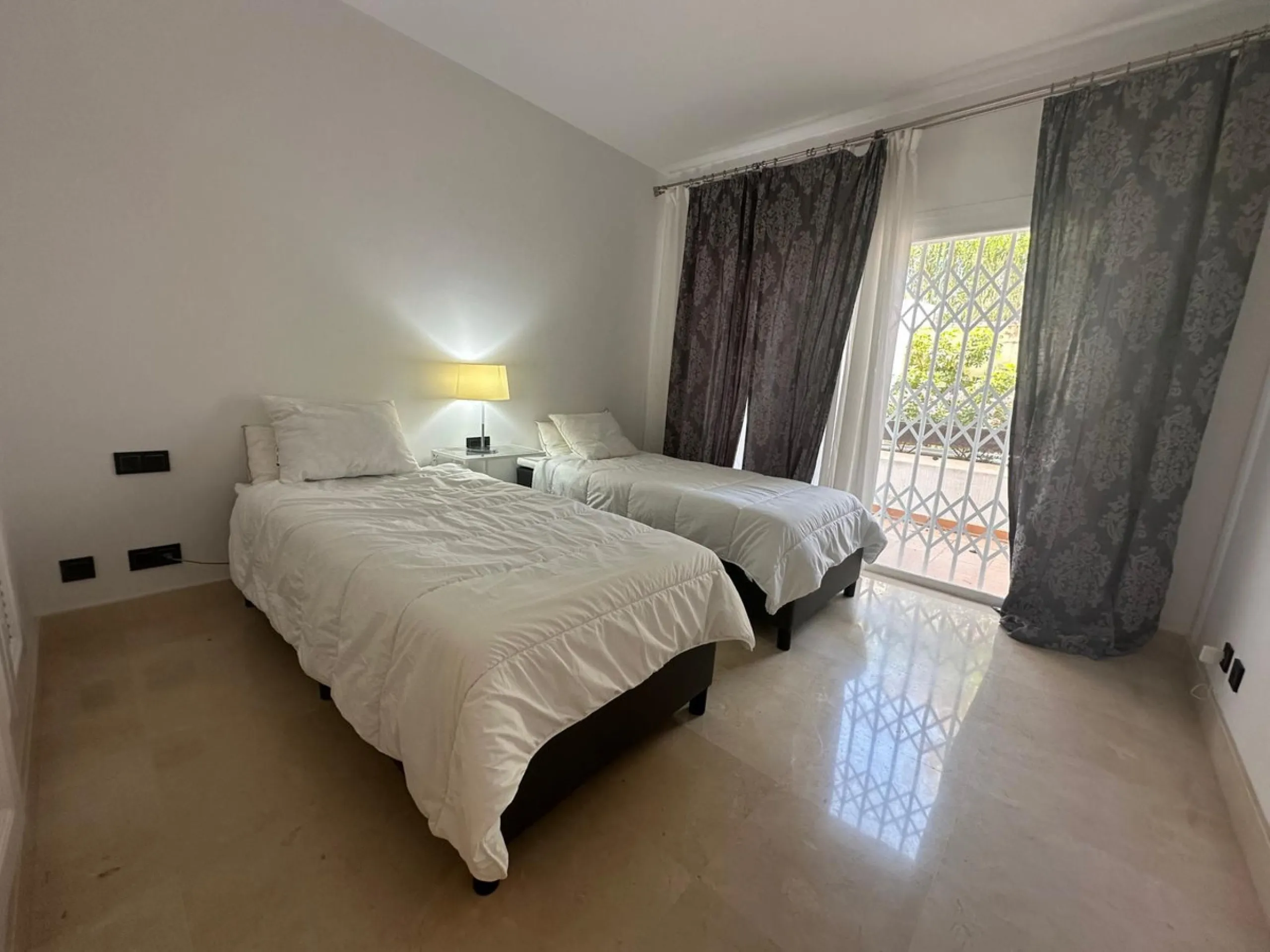 Elegant Ground-Floor Apartment with Terraces & Lake Views in Las Tortugas de Aloha, Marbella