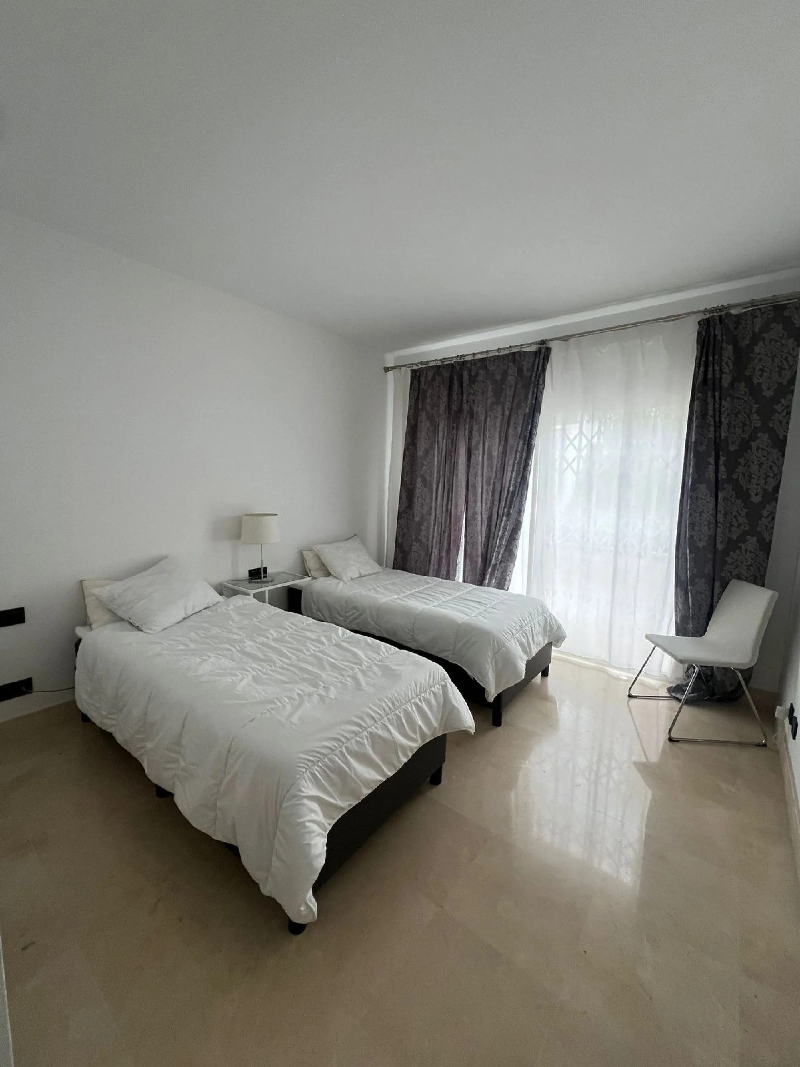 Elegant Ground-Floor Apartment with Terraces & Lake Views in Las Tortugas de Aloha, Marbella