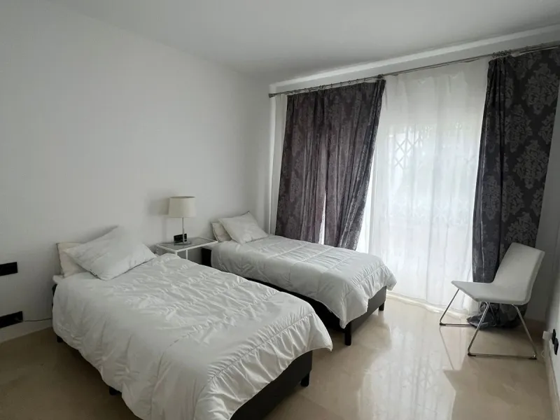 Elegant Ground-Floor Apartment with Terraces & Lake Views in Las Tortugas de Aloha, Marbella