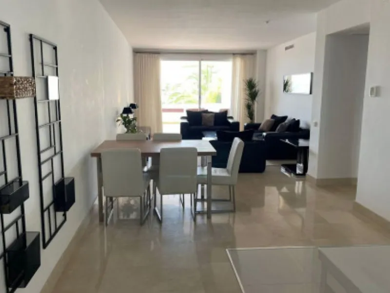 Elegant Ground-Floor Apartment with Terraces & Lake Views in Las Tortugas de Aloha, Marbella