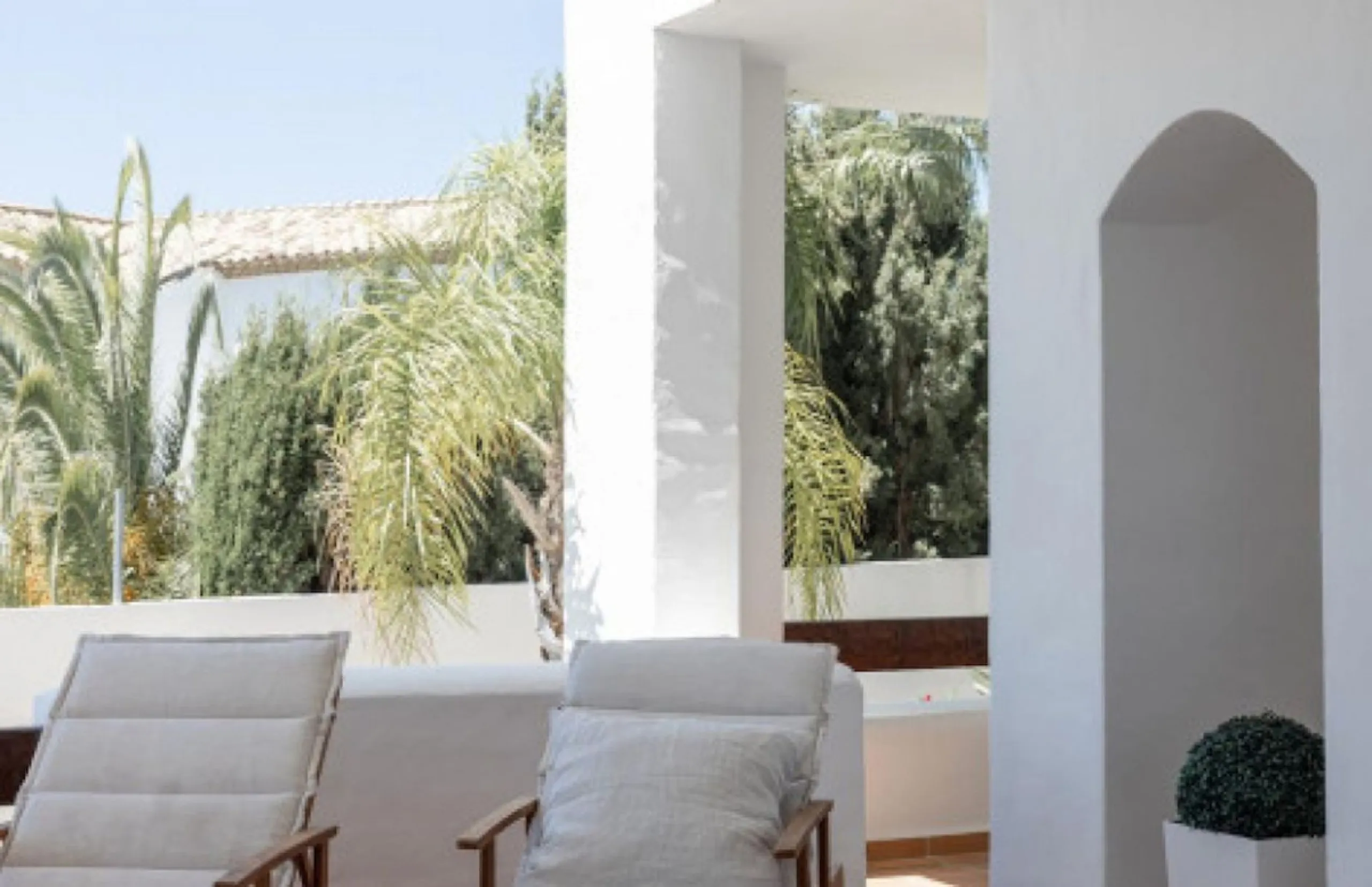 Elegant Ground-Floor Apartment with Terraces & Lake Views in Las Tortugas de Aloha, Marbella