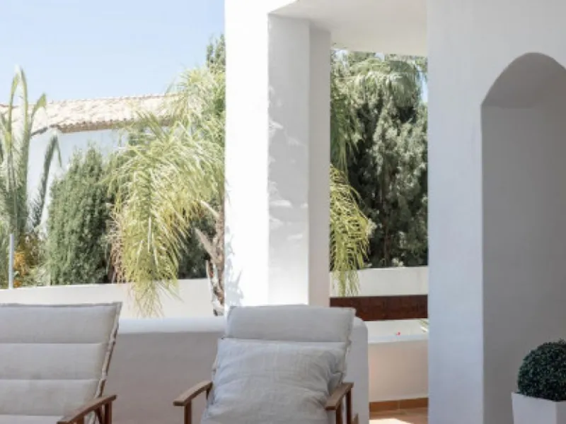 Elegant Ground-Floor Apartment with Terraces & Lake Views in Las Tortugas de Aloha, Marbella