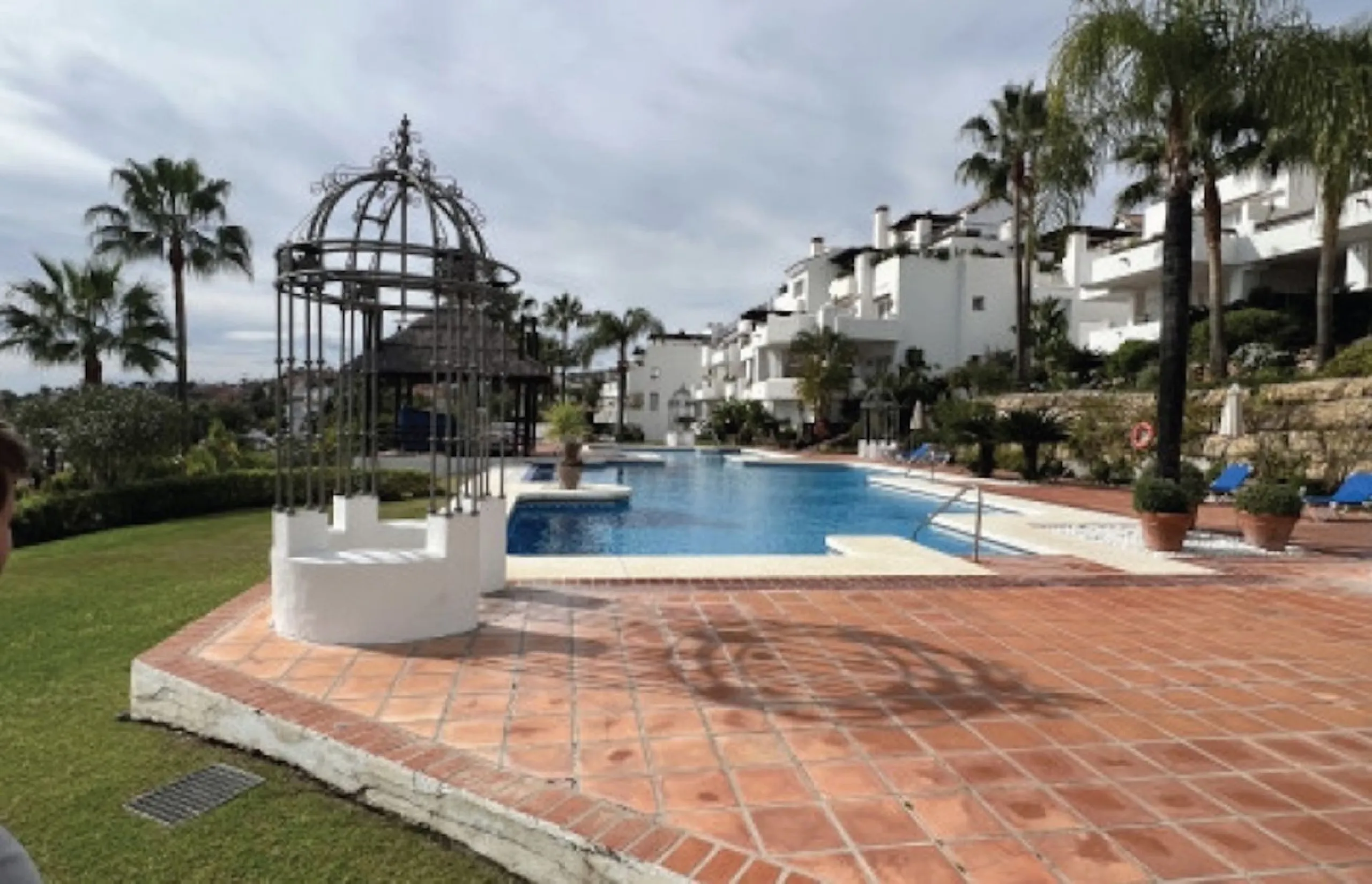 Elegant Ground-Floor Apartment with Terraces & Lake Views in Las Tortugas de Aloha, Marbella