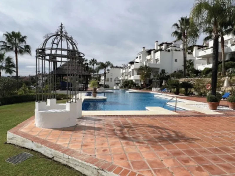 Elegant Ground-Floor Apartment with Terraces & Lake Views in Las Tortugas de Aloha, Marbella