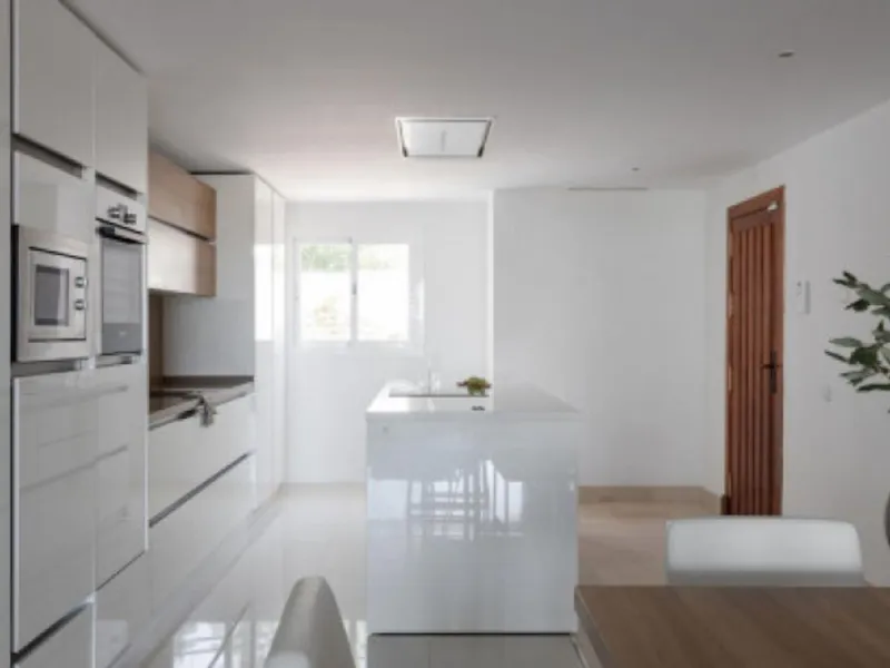 Elegant Ground-Floor Apartment with Terraces & Lake Views in Las Tortugas de Aloha, Marbella