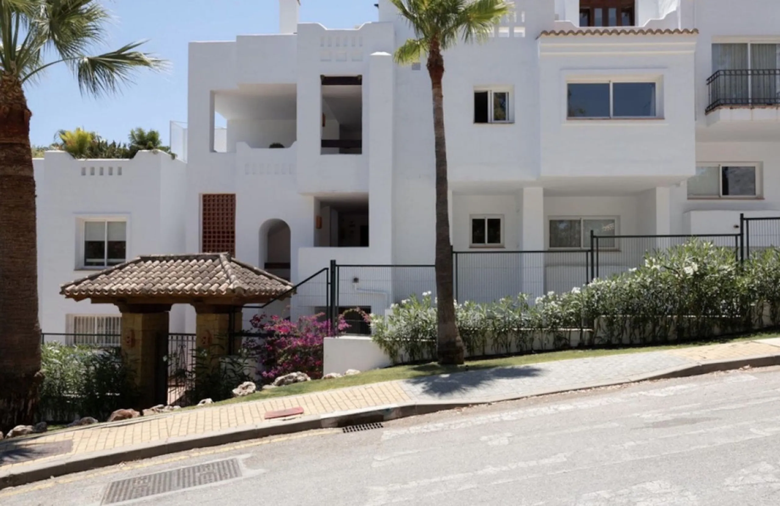 Elegant Ground-Floor Apartment with Terraces & Lake Views in Las Tortugas de Aloha, Marbella