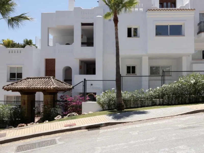 Elegant Ground-Floor Apartment with Terraces & Lake Views in Las Tortugas de Aloha, Marbella