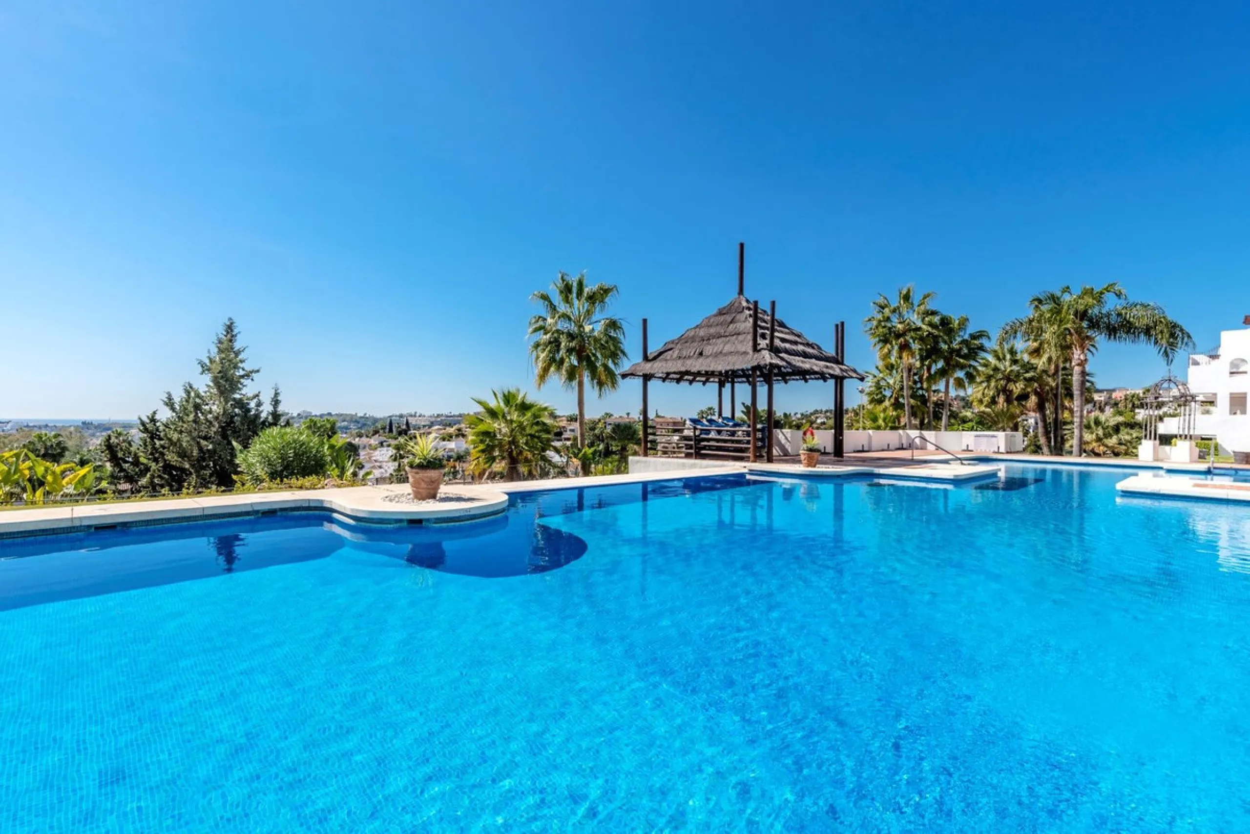 Elegant Ground-Floor Apartment with Terraces & Lake Views in Las Tortugas de Aloha, Marbella