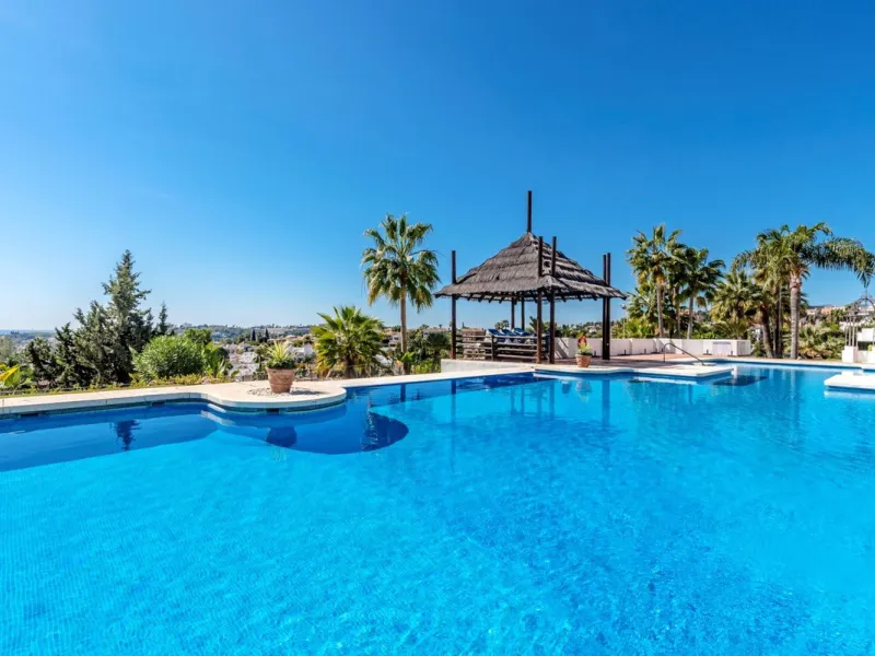 Elegant Ground-Floor Apartment with Terraces & Lake Views in Las Tortugas de Aloha, Marbella