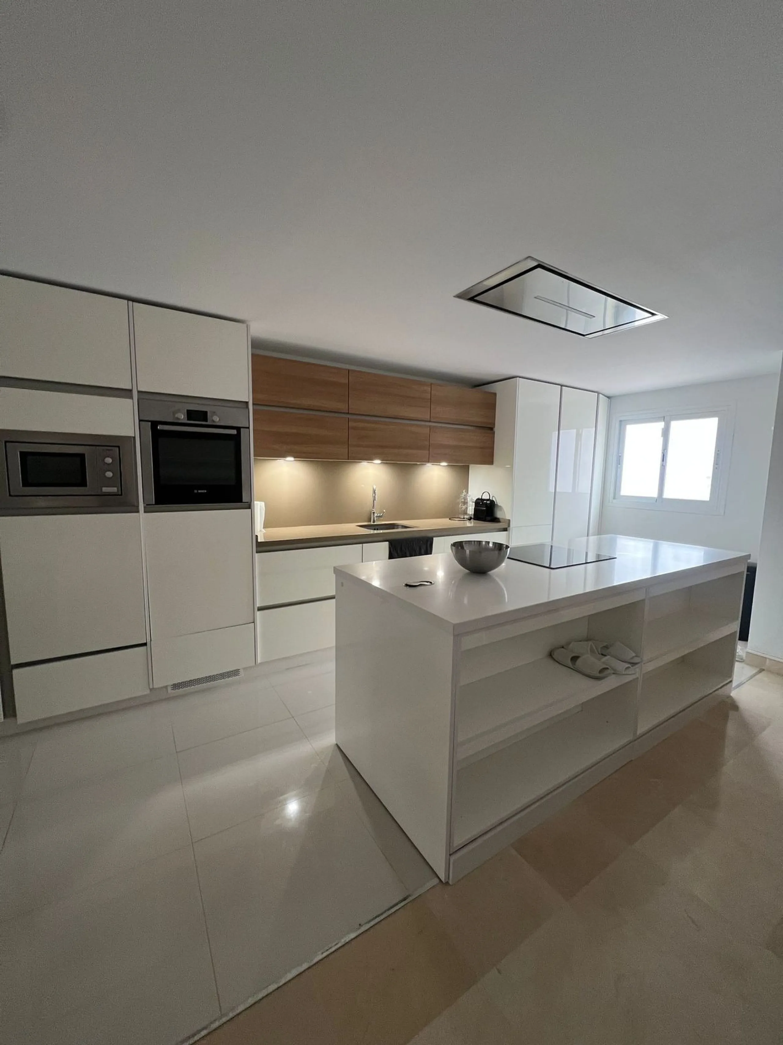 Elegant Ground-Floor Apartment with Terraces & Lake Views in Las Tortugas de Aloha, Marbella