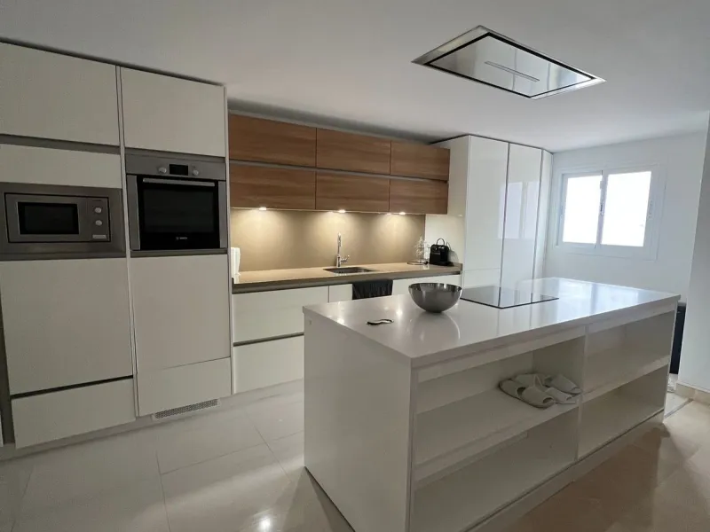 Elegant Ground-Floor Apartment with Terraces & Lake Views in Las Tortugas de Aloha, Marbella