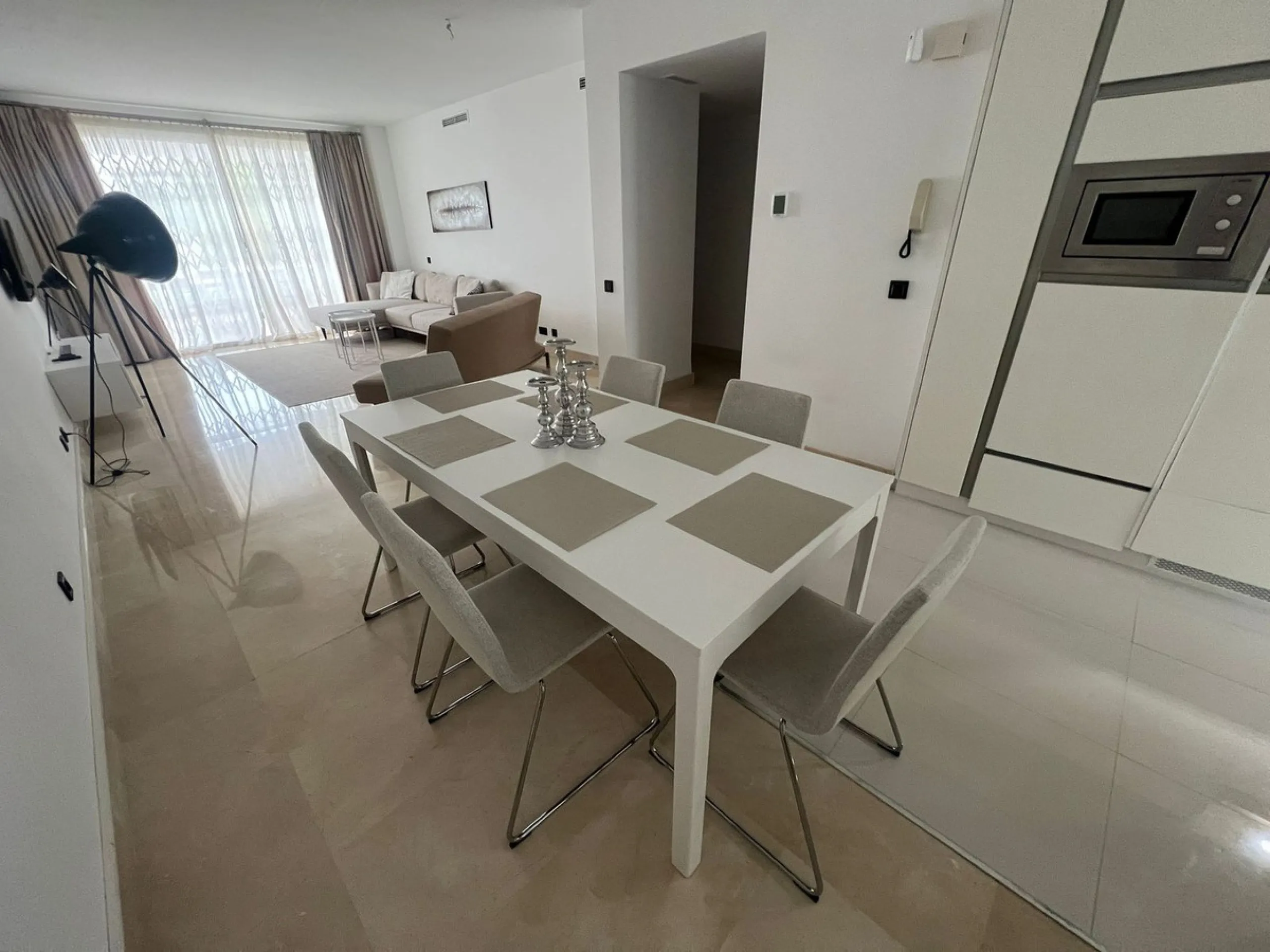 Elegant Ground-Floor Apartment with Terraces & Lake Views in Las Tortugas de Aloha, Marbella