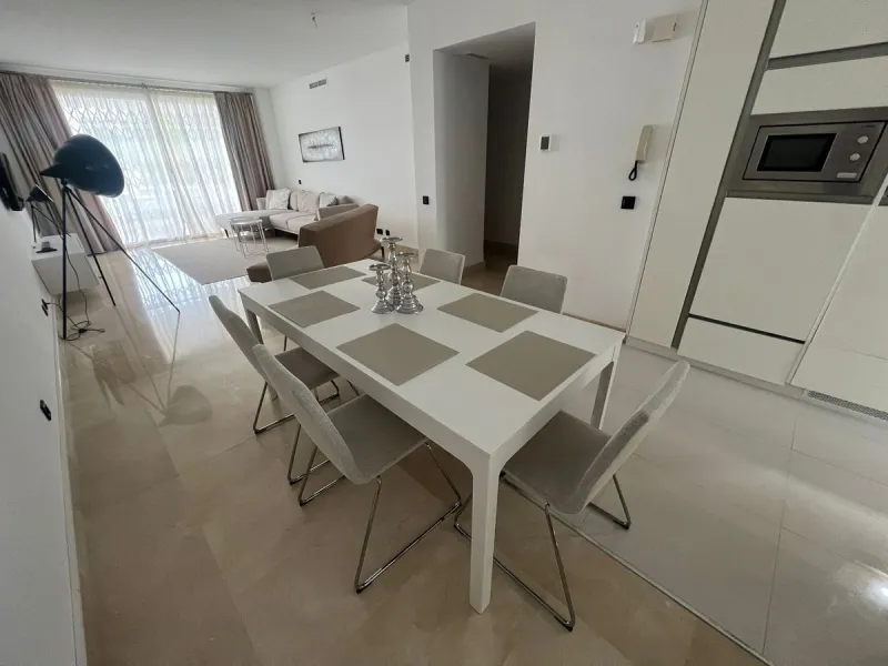 Elegant Ground-Floor Apartment with Terraces & Lake Views in Las Tortugas de Aloha, Marbella