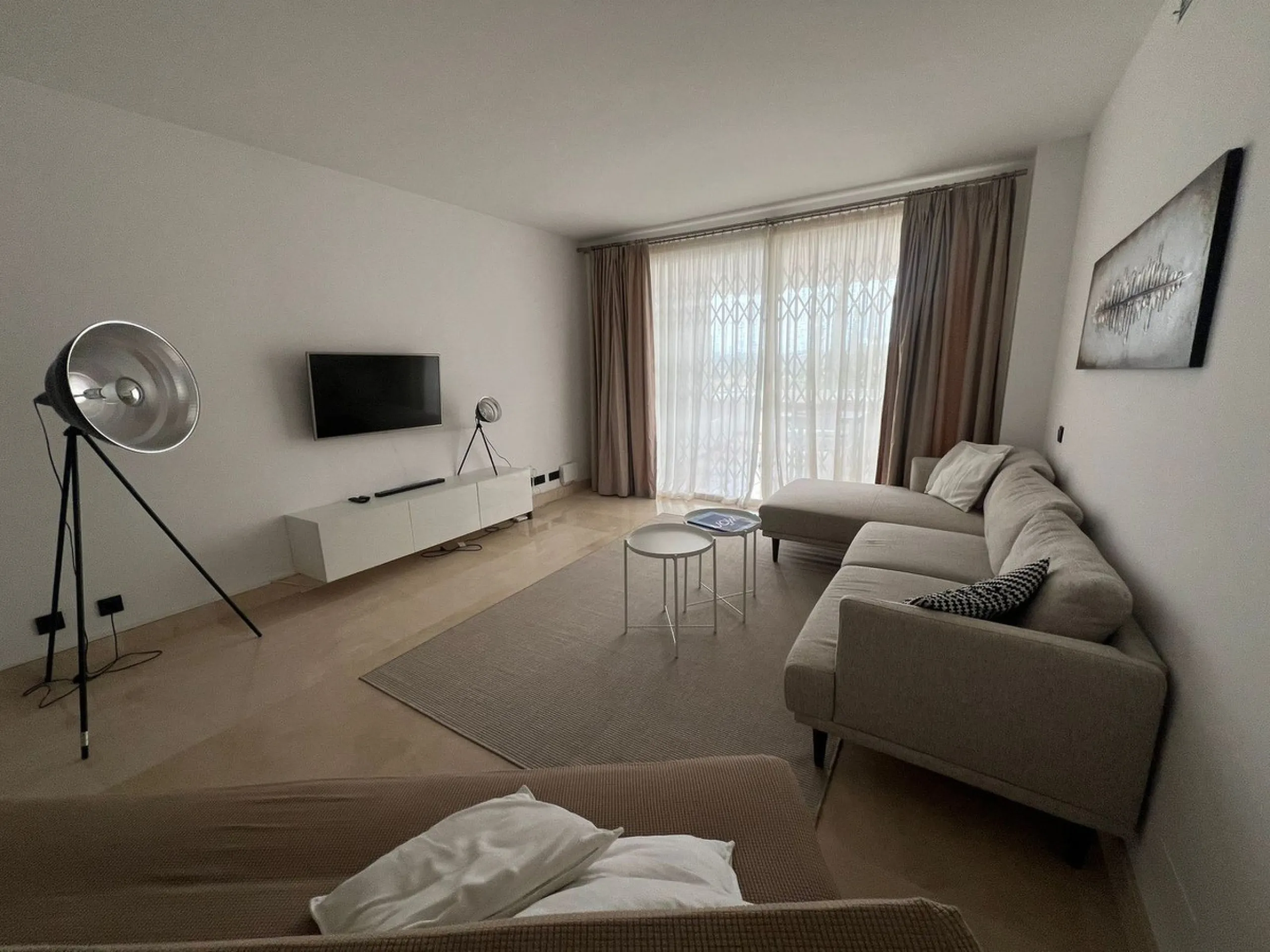 Elegant Ground-Floor Apartment with Terraces & Lake Views in Las Tortugas de Aloha, Marbella