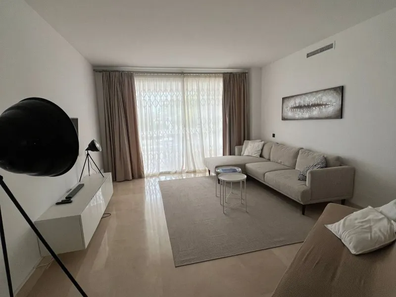 Elegant Ground-Floor Apartment with Terraces & Lake Views in Las Tortugas de Aloha, Marbella