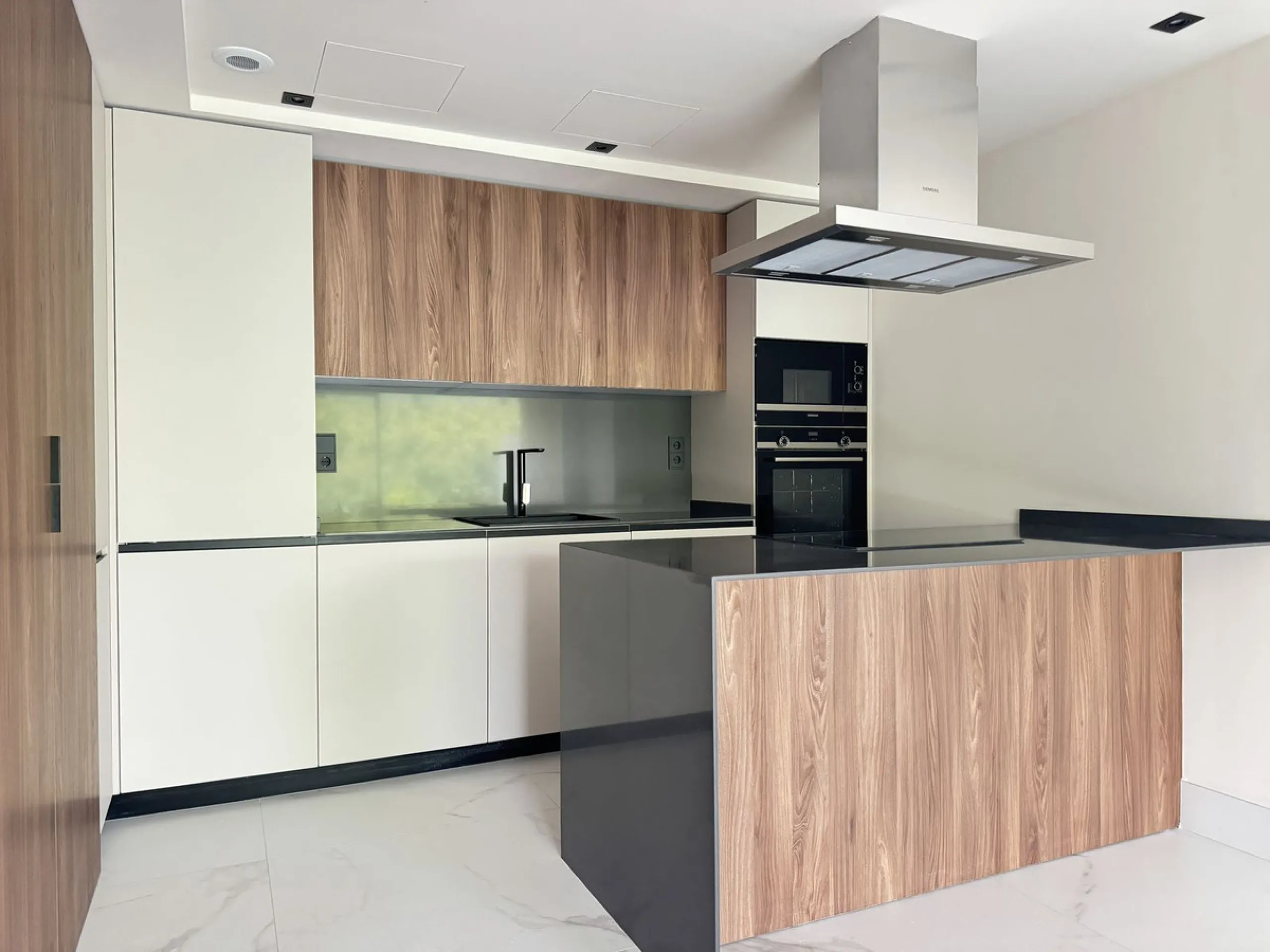 This apartment is located in the brand-new urban development MARE in San Pedro de Alcántara (Marbella). The apartment is new and unfurnished.