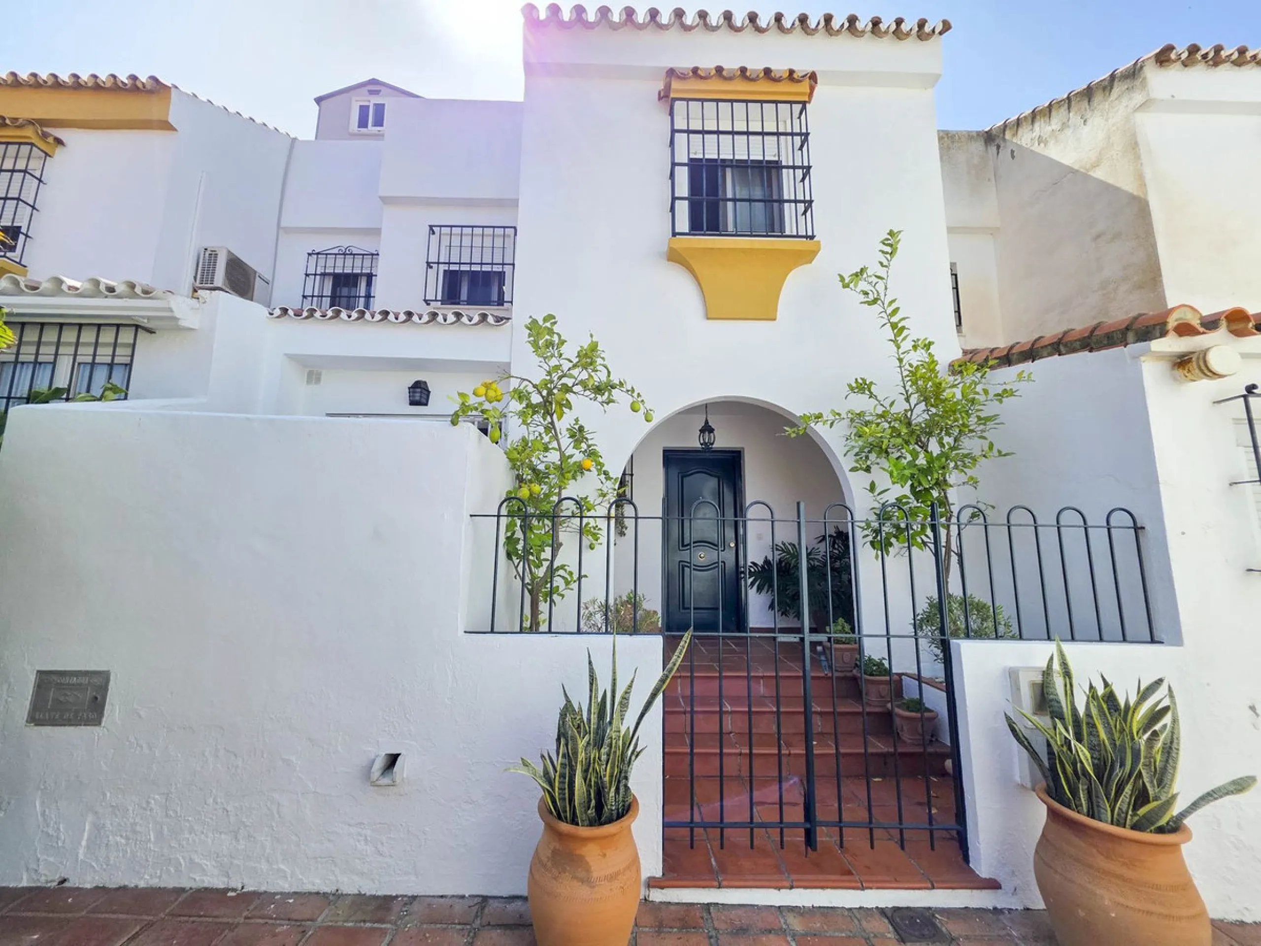 Discover this charming 3-bedroom townhouse located in Marina de Casares, one of the most pleasant and peaceful residential areas of Casares Playa. With a built area of 127 m² and an additional 91 m² of terraces, this home offers space, functionality, and 