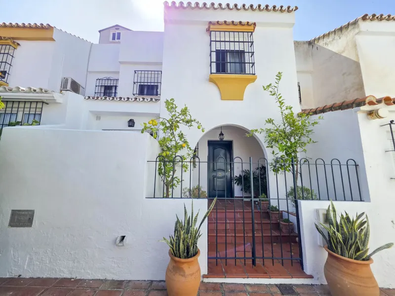 Discover this charming 3-bedroom townhouse located in Marina de Casares, one of the most pleasant and peaceful residential areas of Casares Playa. With a built area of 127 m² and an additional 91 m² of terraces, this home offers space, functionality, and 