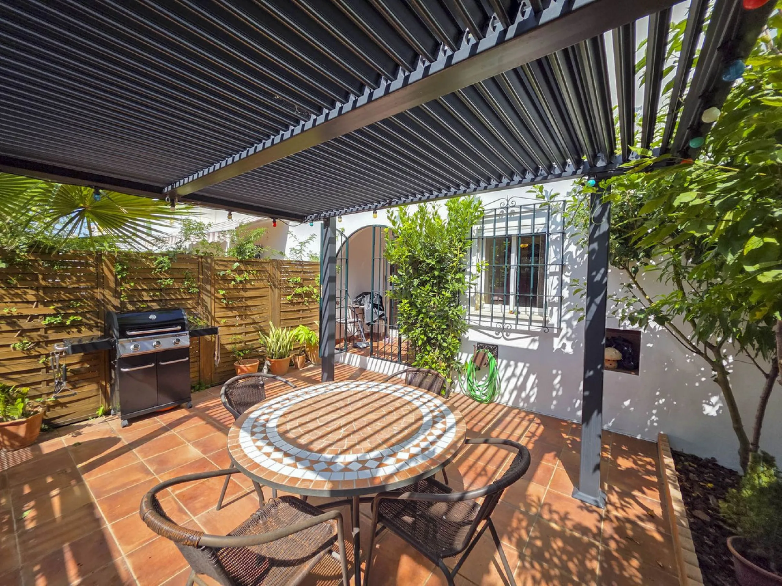 Discover this charming 3-bedroom townhouse located in Marina de Casares, one of the most pleasant and peaceful residential areas of Casares Playa. With a built area of 127 m² and an additional 91 m² of terraces, this home offers space, functionality, and 