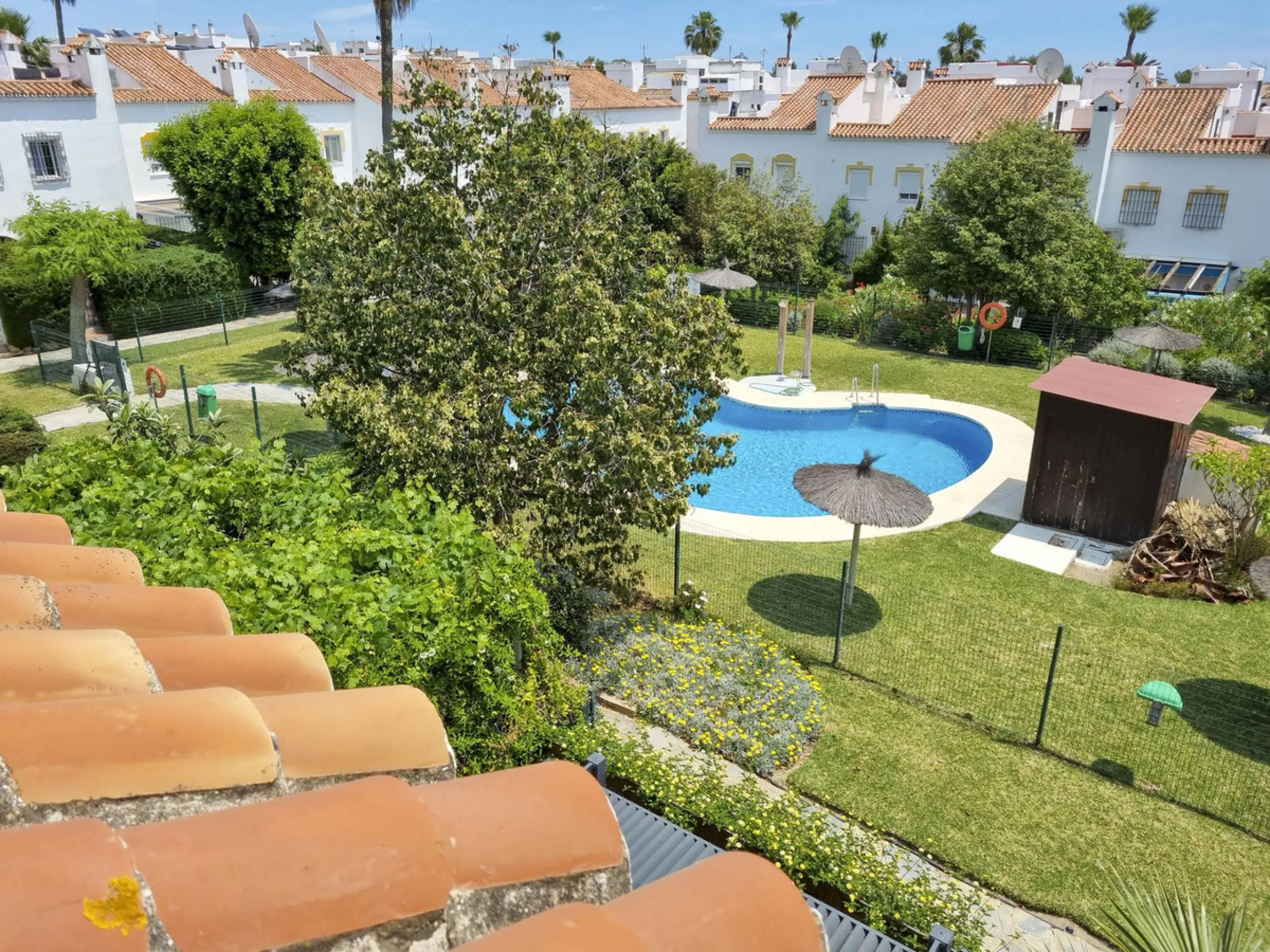 Discover this charming 3-bedroom townhouse located in Marina de Casares, one of the most pleasant and peaceful residential areas of Casares Playa. With a built area of 127 m² and an additional 91 m² of terraces, this home offers space, functionality, and 