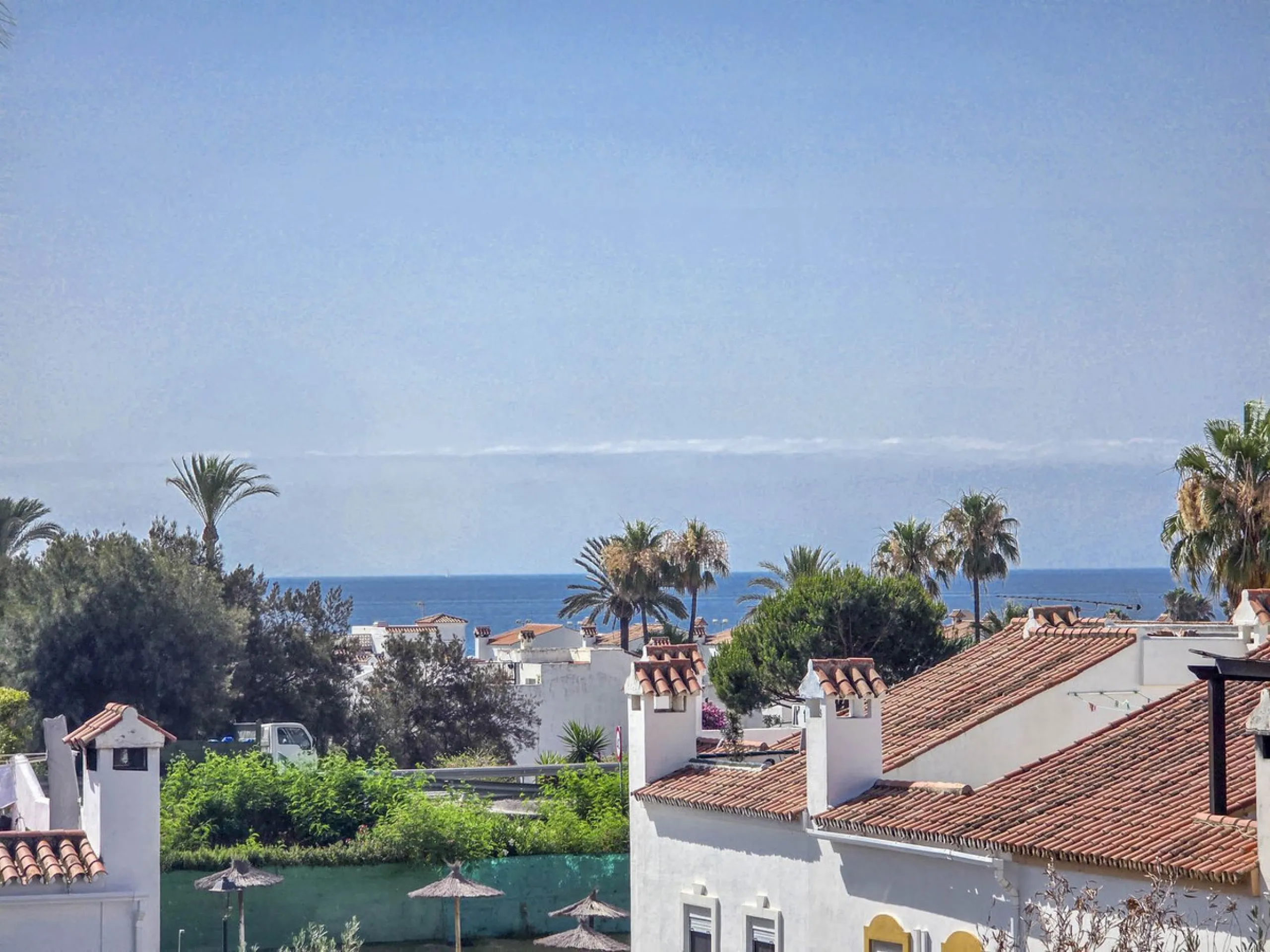 Discover this charming 3-bedroom townhouse located in Marina de Casares, one of the most pleasant and peaceful residential areas of Casares Playa. With a built area of 127 m² and an additional 91 m² of terraces, this home offers space, functionality, and 