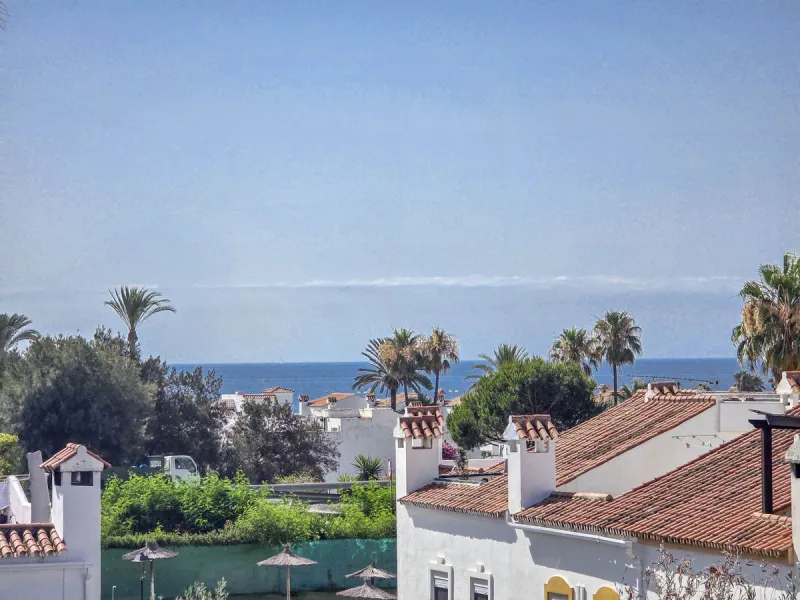 Discover this charming 3-bedroom townhouse located in Marina de Casares, one of the most pleasant and peaceful residential areas of Casares Playa. With a built area of 127 m² and an additional 91 m² of terraces, this home offers space, functionality, and 