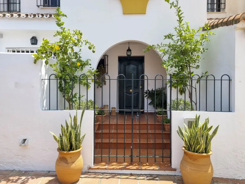 Discover this charming 3-bedroom townhouse located in Marina de Casares, one of the most pleasant and peaceful residential areas of Casares Playa. With a built area of 127 m² and an additional 91 m² of terraces, this home offers space, functionality, and 