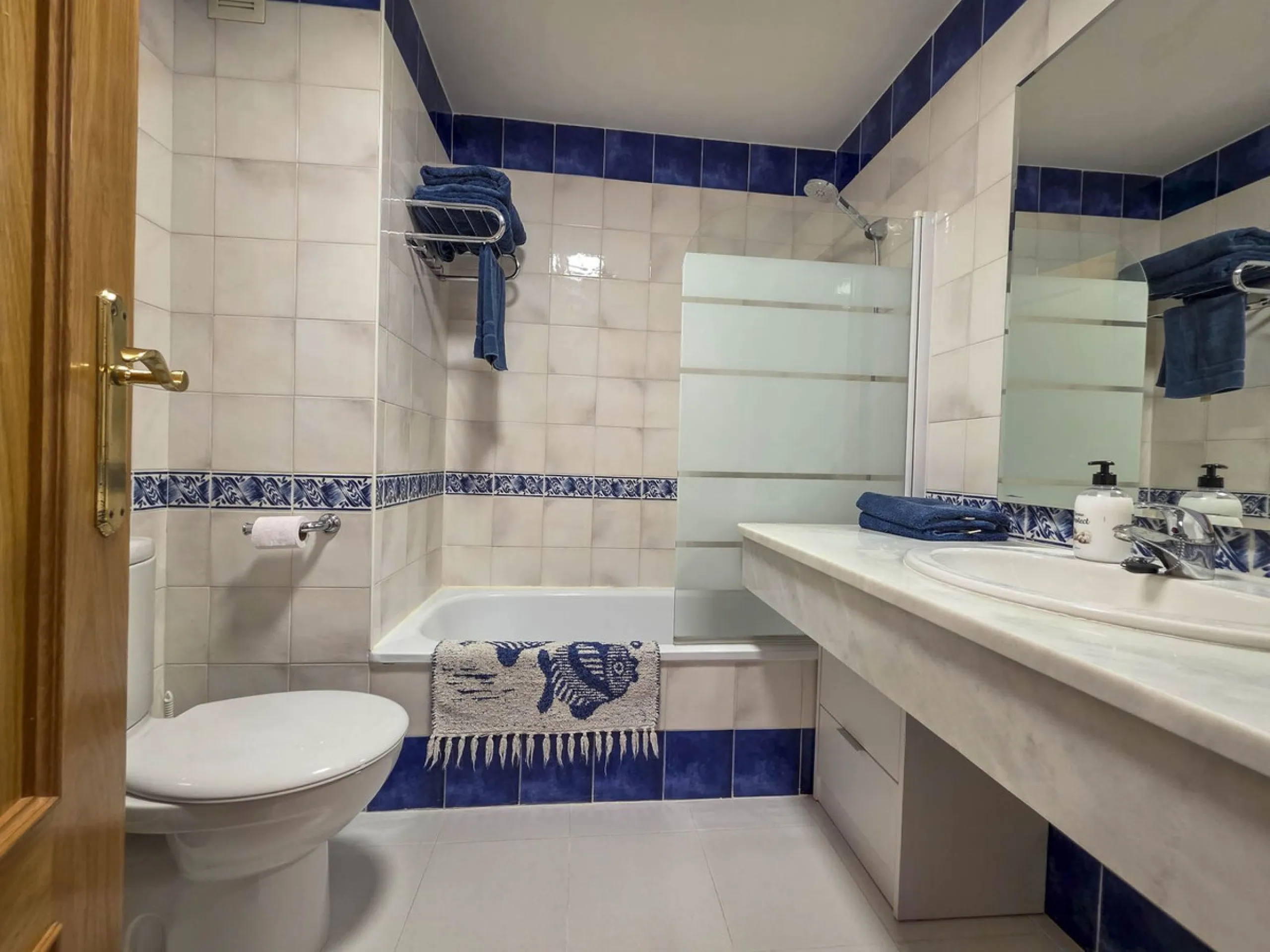 Discover this charming 3-bedroom townhouse located in Marina de Casares, one of the most pleasant and peaceful residential areas of Casares Playa. With a built area of 127 m² and an additional 91 m² of terraces, this home offers space, functionality, and 